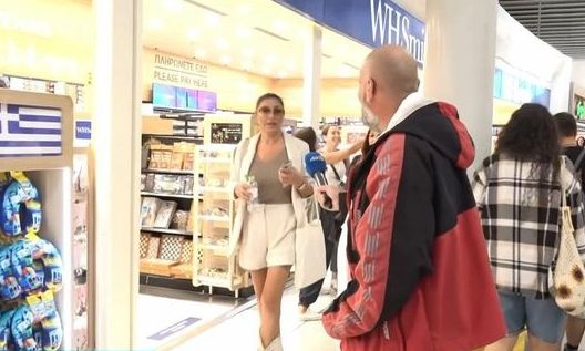 Άβολη στιγμή με την Παπαρίζου στο αεροδρόμιο: «Δε νιώθω καλά ακόμα να μιλήσω για τον Μαζωνάκη»