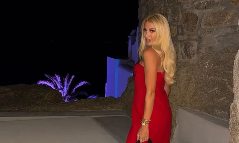 Από το σικ κόκκινο φόρεμα μέχρι το ανεπιτήδευτο denim look η Σπυροπούλου εντυπωσιάζει στη Μύκονο