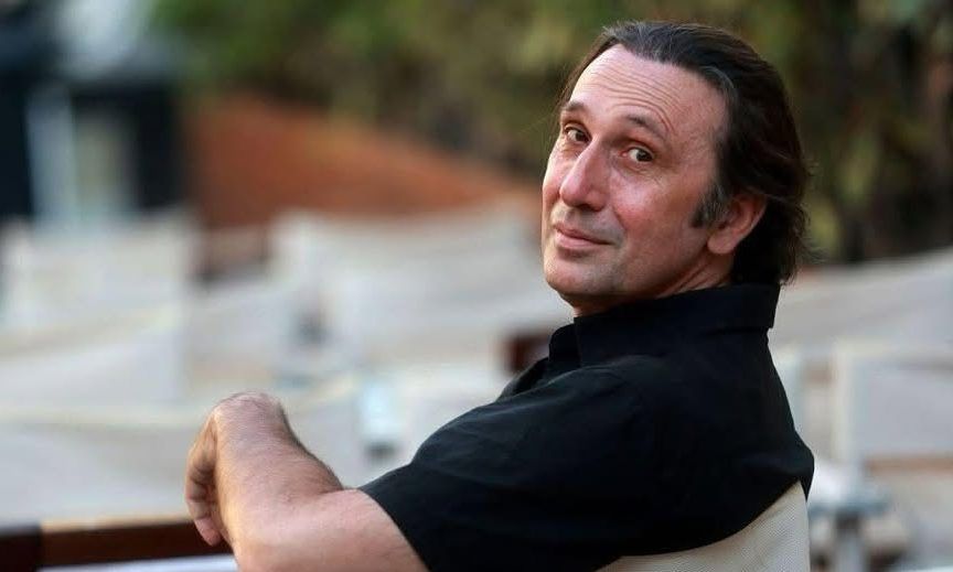 Ρένος Χαραλαμπίδης: Η διαδρομή στον κινηματογράφο και η προσωπικότητα πίσω από τις κάμερες