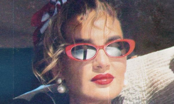 Ρία Ελληνίδου: Γίνεται pin-up girl και τραγουδά «Δέκα Σαν Εσένα» στο νέο της video clip