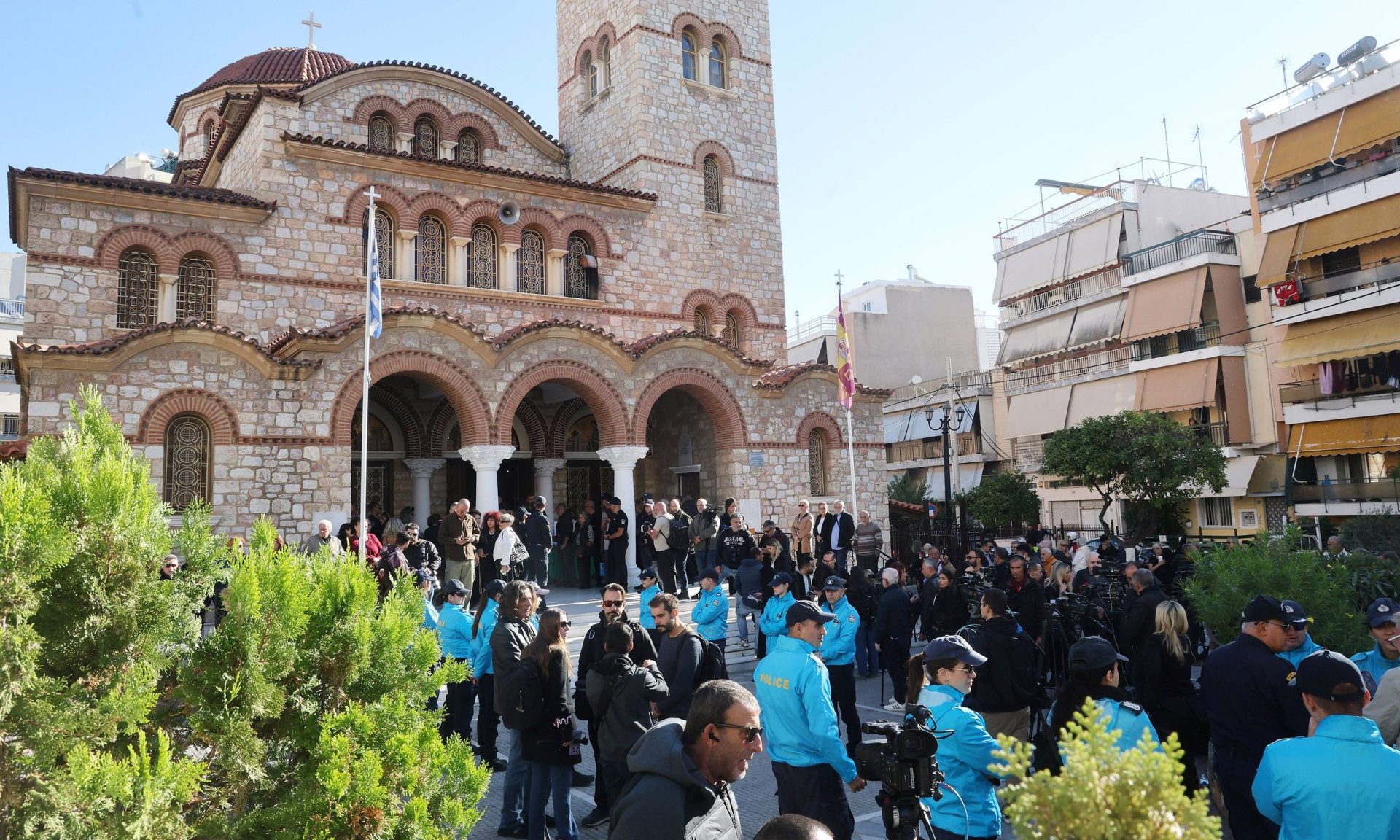 Μνημόσυνο Μαζωνάκη: Πλήθος απλού κόσμου και επώνυμοι φίλοι στη Νίκαια - Αυξημένα τα μέτρα ασφαλείας