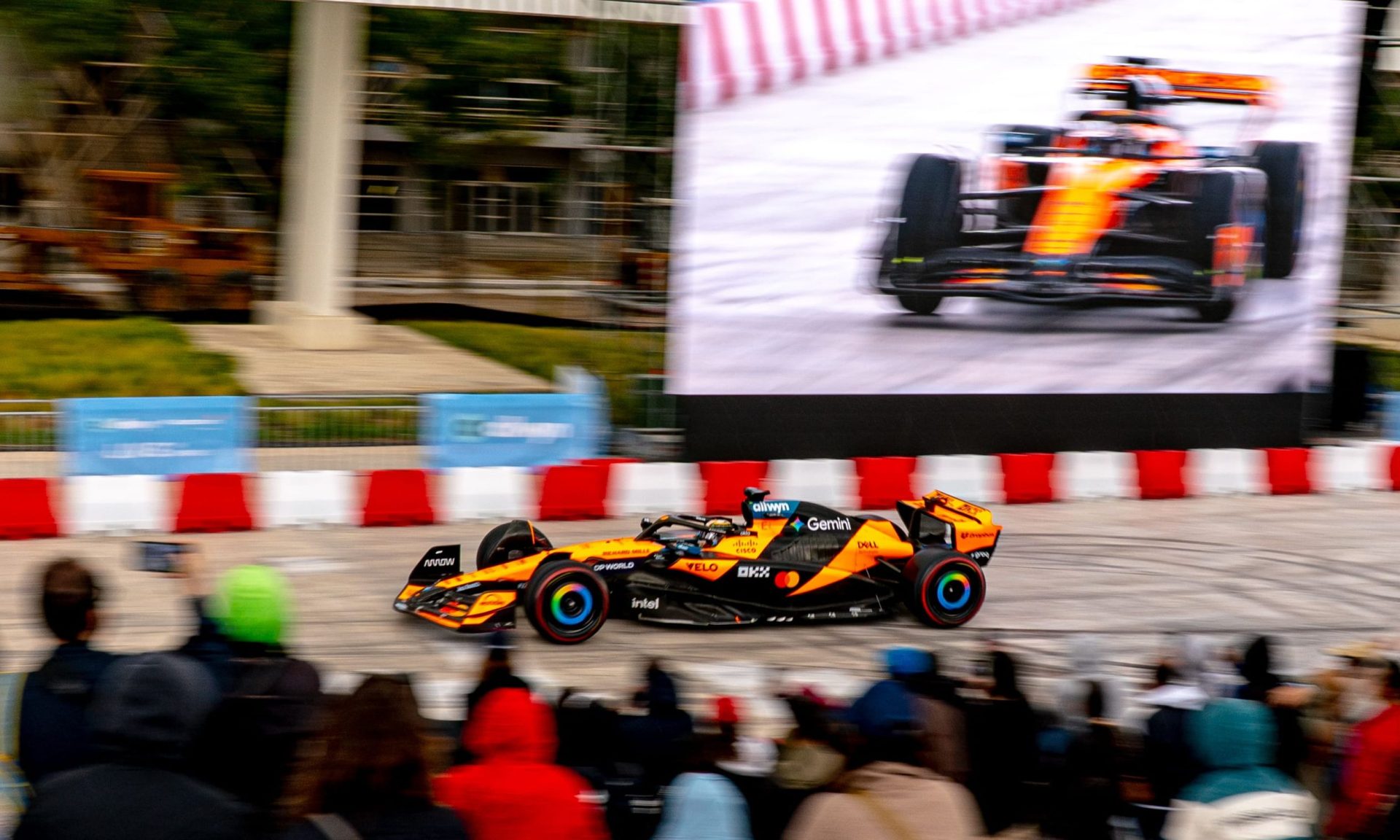 Από τη Fan Zone στο showrun του Allwyn x McLaren Racing: Live in Athens