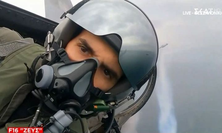 28η Οκτωβρίου–Το συγκινητικό μήνυμα του πιλότου της ομάδας «ΖΕΥΣ»: «Μία λέξη αλλάζει την Ιστορία»