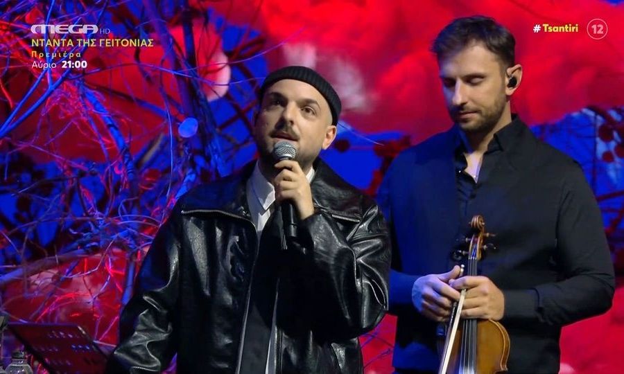 Apon: Τραγούδησε live το θρυλικό «Παιδιά Της Ελλάδος Παιδιά» στο Αλ Τσαντίρι Νιουζ και αποθεώθηκε