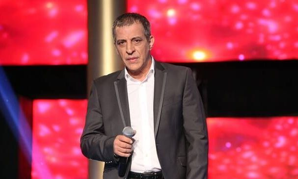 Ο Θέμης Αδαμαντίδης ξεσήκωσε ταβέρνα τραγουδώντας ακαπέλα πασίγνωστη επιτυχία του μετά από έκπληξη!