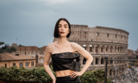 Lily Collins: Ανησύχησαν οι fans της!Η αδυνατισμένη σιλουέτα & τα σχόλια – «Ευχόμαστε να είναι καλά»