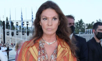 Βάνα Μπάρμπα: Στιγμές χαλάρωσης με σπράπλες μαγιό και καπέλο, πριν τη μεγάλη τηλεοπτική επιστροφή