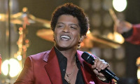 Bruno Mars: Ιστορική επιστροφή στην κορυφή του Billboard 200 μετά από 13 χρόνια