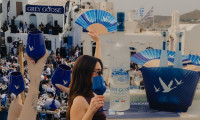 Πάσχα στην Πάρο με την Grey Goose: Viral κυκλαδίτικο γλέντι στο γραφικό λιμανάκι της Νάουσας