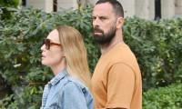 Αντωνία Καλλιμούκου: Βόλτα στο κέντρο με τον σύζυγό της! Η απίθανη τζιν ολόσωμη φόρμα της