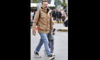 Γιώργος Χρανιώτης: Βόλτα με τον γιο του στο κέντρο της πόλης! Μπαμπάς και γιος με ίδιο στιλ