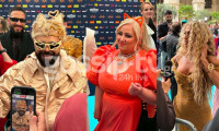 Eurovision 2026–Αποστολή στη Βιέννη: Ο εκκεντρικός Akylas & η σέξι Antigoni στο τιρκουάζ χαλί