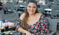 Δανάη Μπάρκα: Η κομψή βραδινή έξοδος με φλοράλ φόρεμα στο Θέατρο Άλσος λίγο πριν τον γάμο της