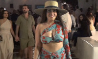 Στη Μύκονο η Ιωάννα Παλιοσπύρου: Βραδινή βόλτα στα γραφικά σοκάκια με φίλες και διάθεση στα ύψη