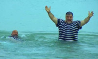 Η πρόταση του Αρναούτογλου για το τέλειο beach wear... που θα σας κάνει να λυθείτε από τα γέλια!