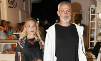 Νίκος Συρίγος – Ελεωνόρα Ζουγανέλη: Βραδινή βόλτα στα Ματογιάννια & ξέγνοιαστες διακοπές στη Μύκονο