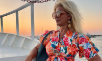 Η Ζήνα Κουτσελίνη μαγεύει στην Αντίπαρο με floral φόρεμα