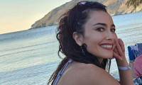 Η Βαρβάρα Λάρμου «λιώνει» το Instagram με το φούξια της μπικίνι στη Σέριφο
