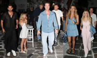 Στα σοκάκια της Μυκόνου οι celebrities - Το denim look του Οικονομόπουλου & η χαρούμενη Καλομοίρα