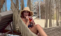 Σίσσυ Χρηστίδου: Οι chill διακοπές στα Χανιά, τα νάζια στον φακό και τα παιχνίδια με τον ήλιο