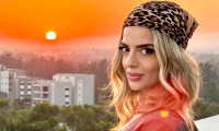 Η Νίκη Λάμη υποδέχεται τον Αύγουστο με φόντο το πιο μαγευτικό ηλιοβασίλεμα από μια ταράτσα