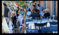 Μενεγάκη: Με βεντάλια στο χέρι και summer look στο Φισκάρδο – Το γεύμα με τον Μάκη & την παρέα της