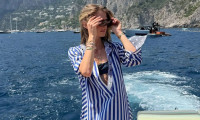 Dolce Vita στο Κάπρι: Η Αμαλία Κωστοπούλου ποζάρει πάνω σε σκάφος με αέρινο look!