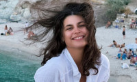Λευκό πουκάμισο και μάξι φούστα! Η Δανάη Παππά με το πιο κλασσικό και αξεπέραστο σύνολο
