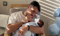 «Ένα διαφορετικό καλοκαίρι», γράφει ο Σάκης Κατσούλης-Η απίθανη φωτογραφία του γιου του στην παραλία