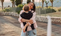 Ευρυδίκη Βαλαβάνη: Το girly ροζ μπικίνι και η πολύ πρωινή βουτιά με τον γιο της - «Και μαντέψτε...»