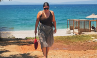 Το ελληνικό καλοκαίρι της Δανάης Μπάρκα μέσα από ένα φωτογραφικό άλμπουμ γεμάτο ανεμελιά