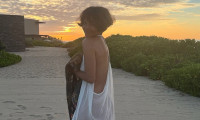 Χάλι Μπέρι: Στα 60 της ποζάρει με μπικίνι και εντυπωσιάζει – Το καλοκαιρινό άλμπουμ της