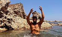 Αλέξης Γεωργούλης: Εντυπωσιάζει χωρίς μπλούζα σε βραχώδη παραλία στέλνοντας μήνυμα κατά του άγχους