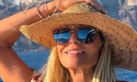 Η Άννα Βίσση απολαμβάνει τη μαγεία της Σαντορίνης: Χαλαρές στιγμές με φόντο την εντυπωσιακή Καλντέρα