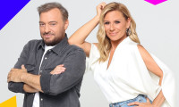 Η ανανεωμένη ομάδα του «Στούντιο 4» ποζάρει πριν την πρεμιέρα με την Καραβάτου και τον Φερεντίνο