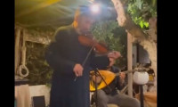 Ο συγκινητικός αποχαιρετισμός του παπά Στρατή στον Γιώργο Μαζωνάκη με το βιολί του: «Μου λείπεις»