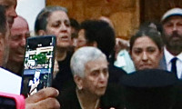 Σπαραγμός στη Νίκαια: Η μητέρα του Γιώργου Μαζωνάκη λύγισε και βγήκε συντετριμμένη από την εκκλησία