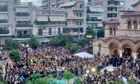 Ένταση στη Νίκαια: Άγριος ξυλοδαρμός επιδειξία έξω από το ναό στην αγρυπνία του Γιώργου Μαζωνάκη