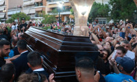 Η σορός του Γιώργου Μαζωνάκη στην Αγία Τριάδα: Ρίγη συγκίνησης & ένα «αντίο» με χειροκροτήματα