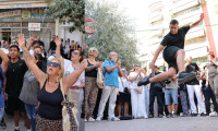 Το τελευταίο χειροκρότητα στον Γιώργο Μαζωνάκη - Με ζεϊμπέκικα και το «φεύγω για μένα»