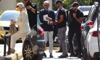 Θάνατος Γιώργου Μαζωνάκη: Με χειροπέδες στην Ευελπίδων οι γιατροί την ώρα της κηδείας
