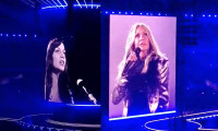 «Τι έκανες στα μαλλιά μου;»: Η Άννα Βίσση «συνάντησε» τον έφηβο εαυτό της στο ΟΑΚΑ μέσω AI