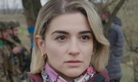 Έλλη Κασόλη: «Είναι τρομακτικό να σε σημαδεύουν με όπλο και να ακούς εκρήξεις δεξιά κι αριστερά»