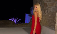Από το σικ κόκκινο φόρεμα μέχρι το ανεπιτήδευτο denim look η Σπυροπούλου εντυπωσιάζει στη Μύκονο