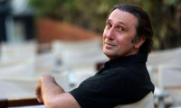 Ρένος Χαραλαμπίδης: Η διαδρομή στον κινηματογράφο και η προσωπικότητα πίσω από τις κάμερες