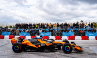Τα πιο δυνατά καρέ του showrun με τη McLaren MCL60 και τη McLaren MP4/6 του Ayrton Senna