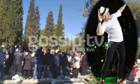 Μαζωνάκης-Αποκλειστικές εικόνες: Το αδιαχώρητο στον τάφο του -Τα τραγούδια στη διαπασών & τα δάκρυα