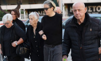 Μαζωνάκης: Συντετριμμένη η μητέρα του Κλειώ στο μνημόσυνο για τις 40 ημέρες από τον θάνατό του