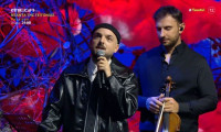 Apon: Τραγούδησε live το θρυλικό «Παιδιά Της Ελλάδος Παιδιά» στο Αλ Τσαντίρι Νιουζ και αποθεώθηκε