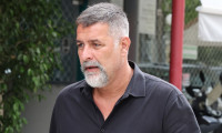«Birthday boy» ο Βασίλης Μπισμπίκης και ποζάρει χαμογελαστός με τη γενέθλια τούρτα στα χέρια